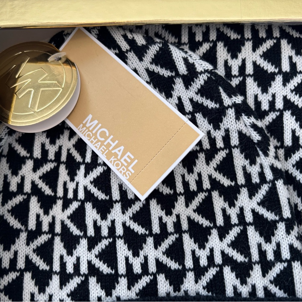 NWT Michael Kors Monochrome gloves, scarf and hat Knit Set - Picture 3 of 6